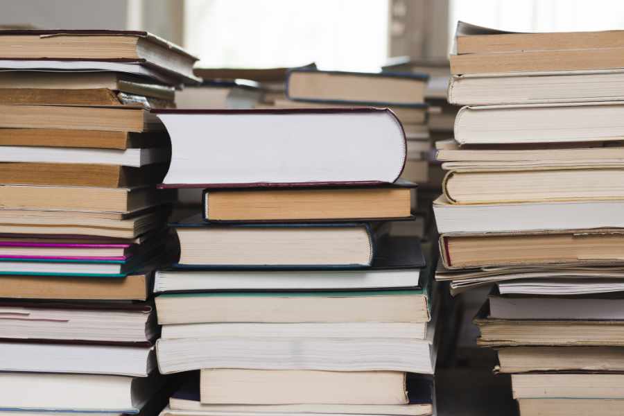Bücherstapel als Symbol für literarische und wissenschaftliche Beratung